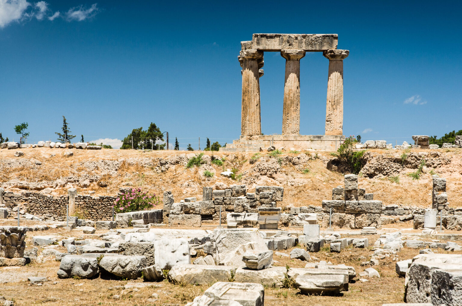 ruins-of-temple-in-corinth-greece-archaeologica-2023-11-27-05-12-19-utc